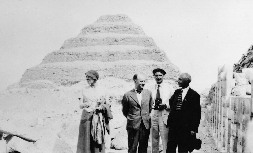 A Hindemith házaspár, Takács Jenő és Bartók Béla a szakkarai lépcsős piramisnál (1932) 
Fotó: Takács Jenő