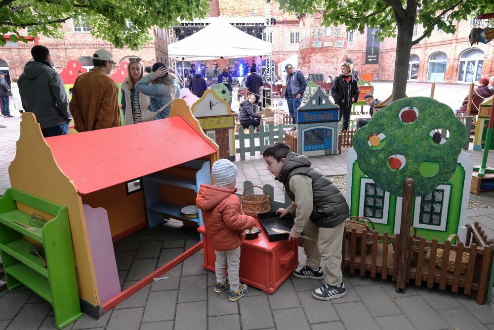 Mester tér – Pécs Tóth László / Bartók Tavasz