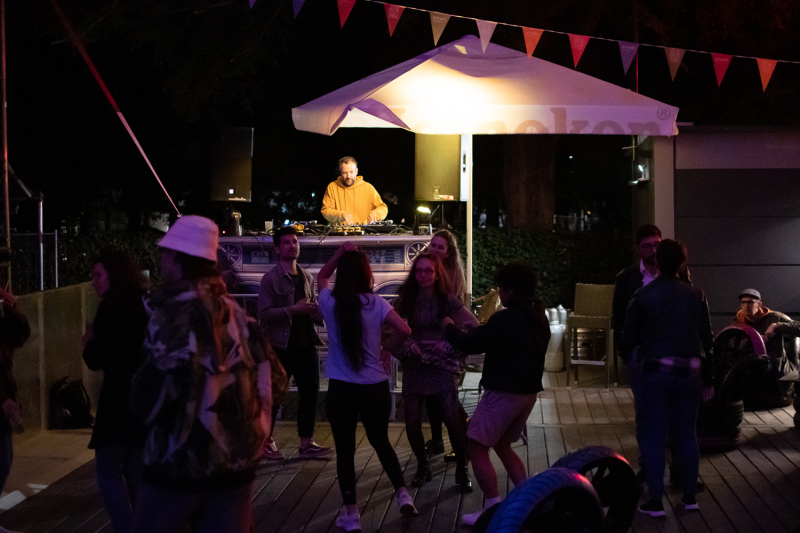 989.jpg