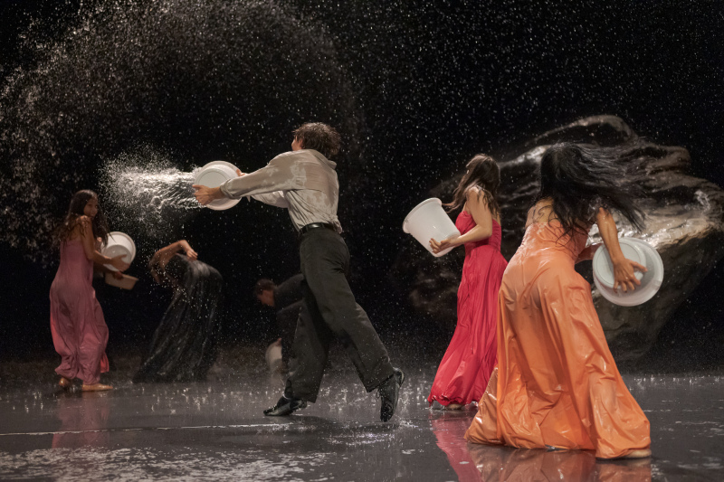 30800_21932_260410-12_Tanztheater_Wuppertal_Pina_Bausch_Vollmond_008_c_Martin_Argyroglo.jpg